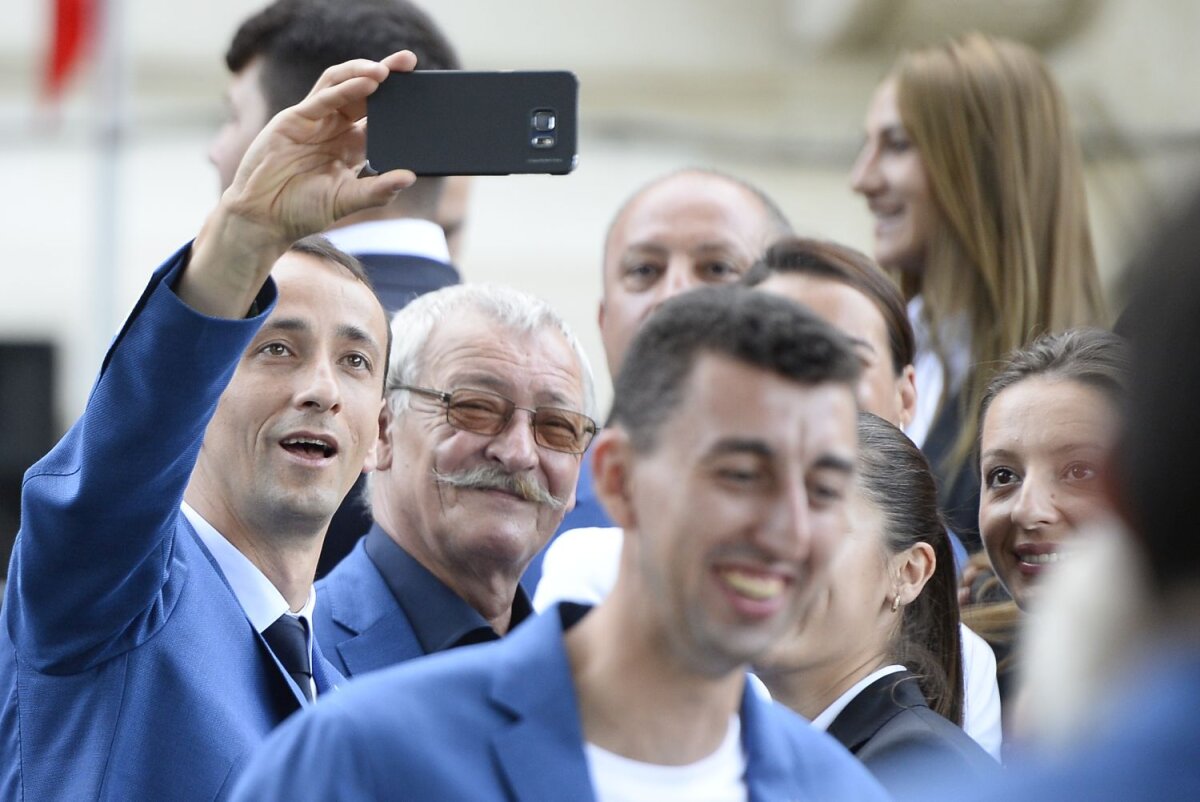 FOTO Întâlnire la fix » Klaus Iohannis i-a înmânat Cătălinei Ponor drapelul tricolor pentru Rio 2016