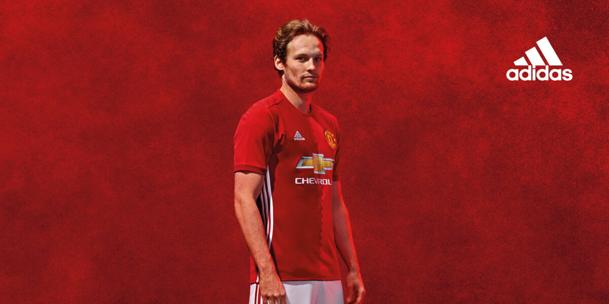 GALERIE FOTO Manchester United și-a lansat noul echipament! Povestea tricourilor pe care le vor purta Rooney, Ibrahimovici et. Comp