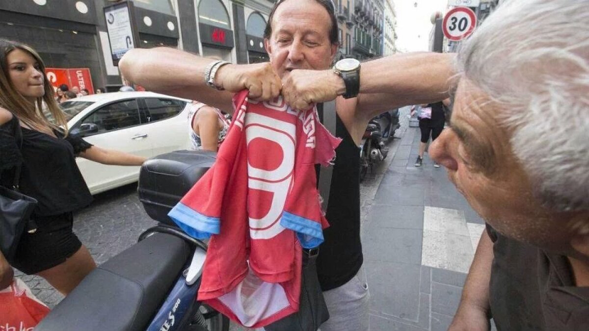 GALERIE FOTO Transferul lui Higuain la Juventus i-a înfuriat pe suporterii napolitani » Cele mai violente reacții + 6 trădători celebri din fotbal