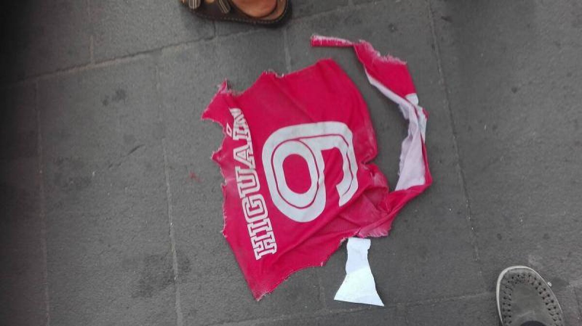 GALERIE FOTO Transferul lui Higuain la Juventus i-a înfuriat pe suporterii napolitani » Cele mai violente reacții + 6 trădători celebri din fotbal