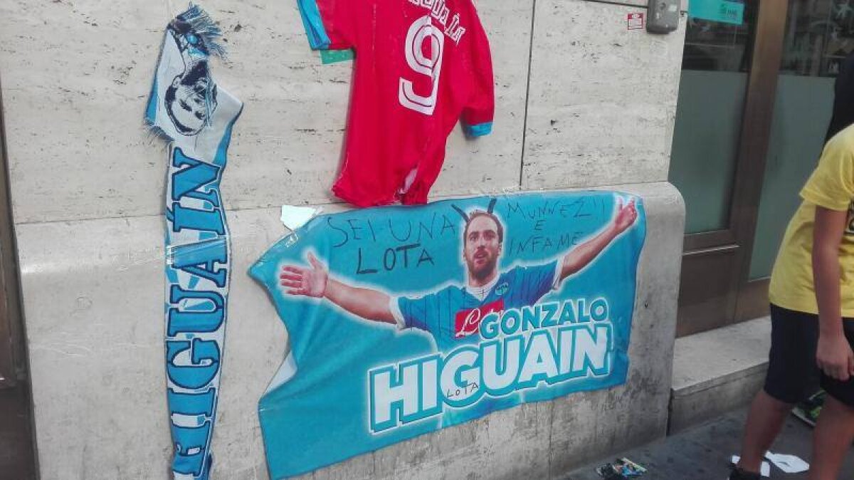 GALERIE FOTO Transferul lui Higuain la Juventus i-a înfuriat pe suporterii napolitani » Cele mai violente reacții + 6 trădători celebri din fotbal