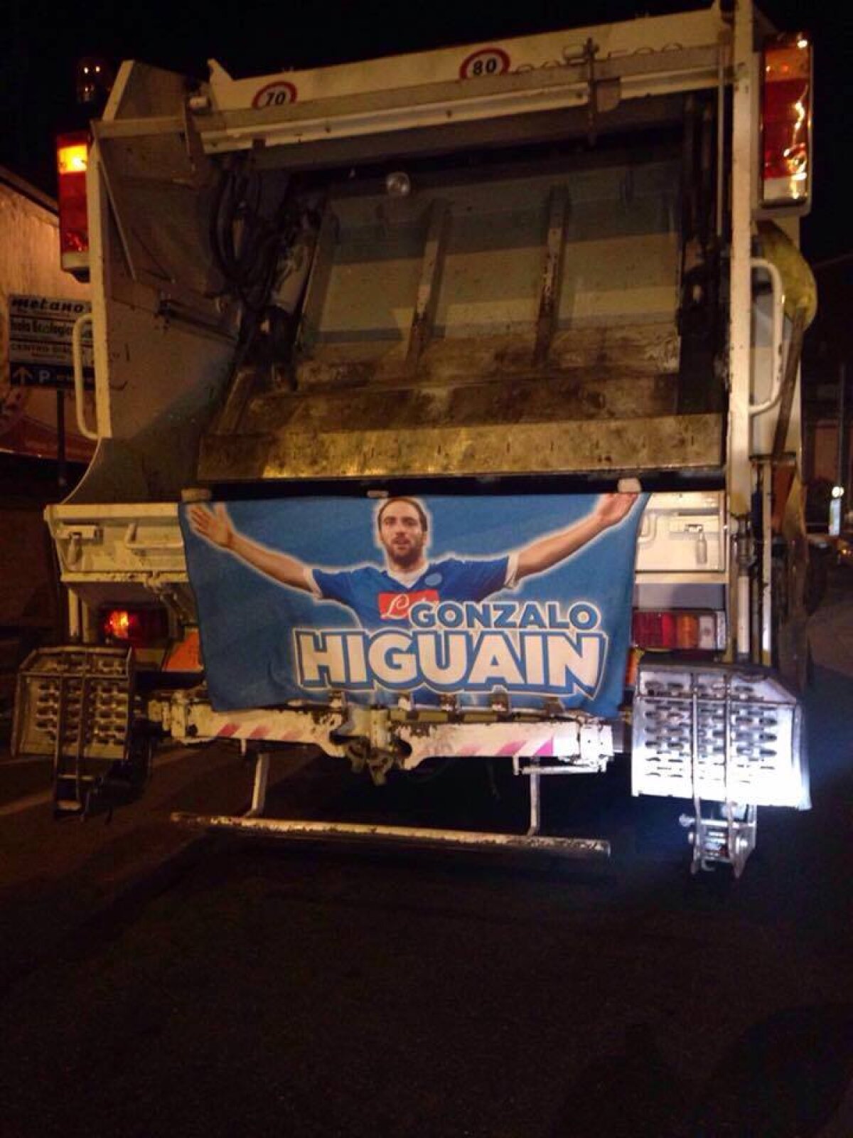 GALERIE FOTO Transferul lui Higuain la Juventus i-a înfuriat pe suporterii napolitani » Cele mai violente reacții + 6 trădători celebri din fotbal