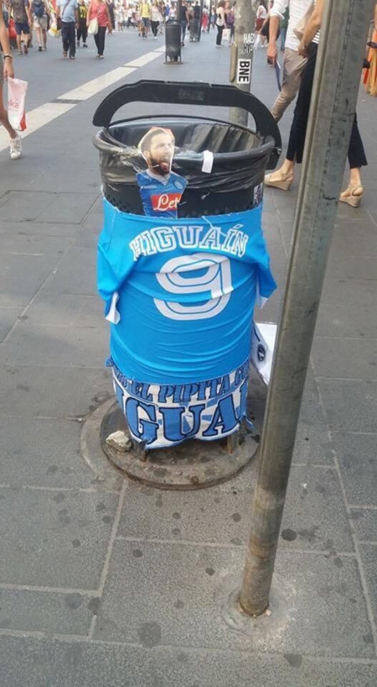 GALERIE FOTO Transferul lui Higuain la Juventus i-a înfuriat pe suporterii napolitani » Cele mai violente reacții + 6 trădători celebri din fotbal