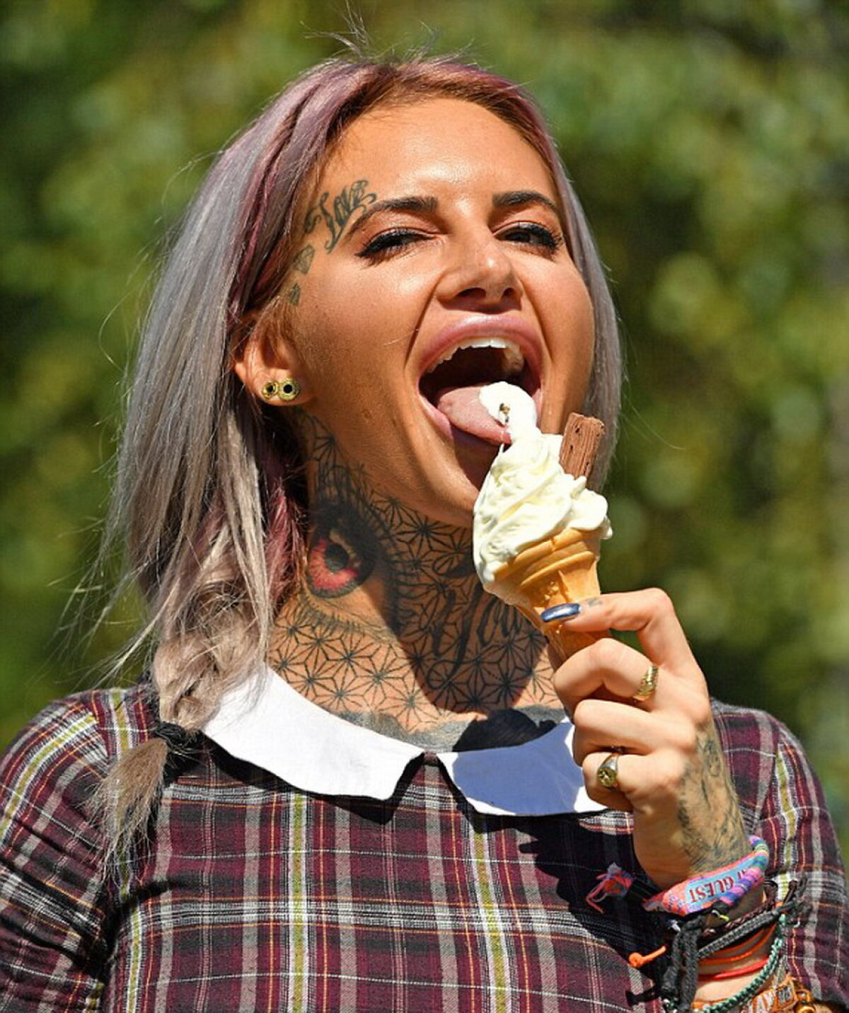 FOTO E plină de tatuaje și are un decolteu superb. Blondina asta este visul oricărui bărbat!