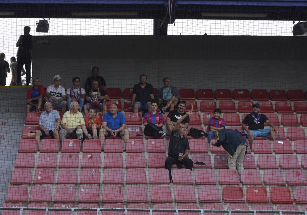 FOTO Praga nu iubeşte fotbalul » Stadionul lui Sparta a oferit o imagine dezolantă: dacă nu e hochei, cehii nu prea sunt interesaţi