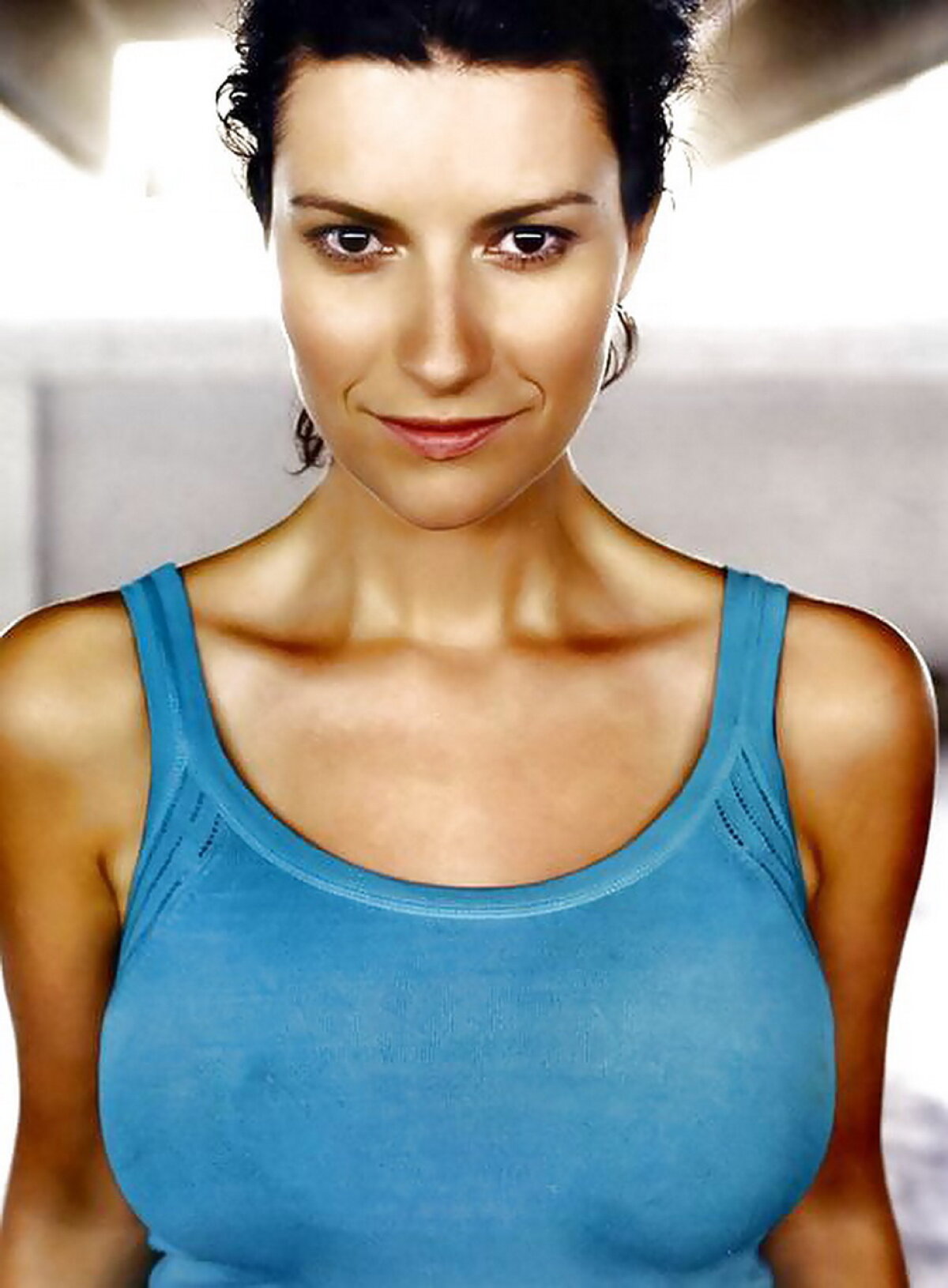 GALERIE FOTO » Laura Pausini se dezbracă tot mai mult. Iată ce sânii enormi posedă cântăreaţa