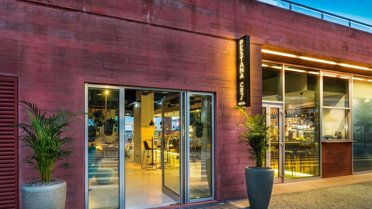 GALERIE FOTO Superimagini din hotelul lui CR7! Cât costă cea mai ieftină cameră și cât trebuie să dai pentru LUX absolut