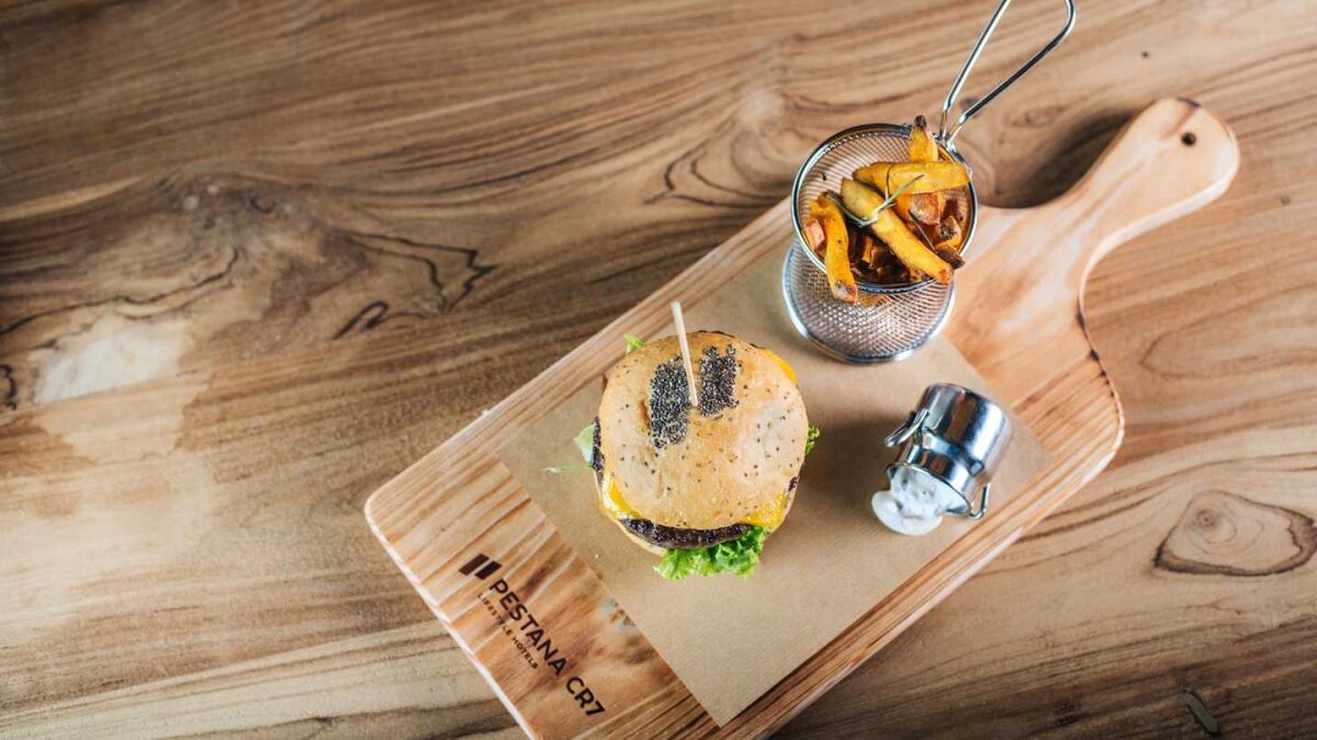 GALERIE FOTO Superimagini din hotelul lui CR7! Cât costă cea mai ieftină cameră și cât trebuie să dai pentru LUX absolut