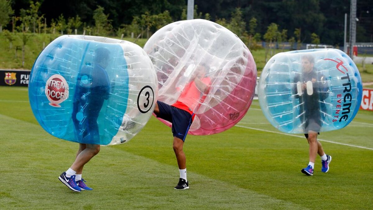 FOTO + VIDEO Distracție la antrenamentele Barcelonei » Ce metodă inedită de pregătire au folosit catalanii și cum s-a distrat Luis Suarez