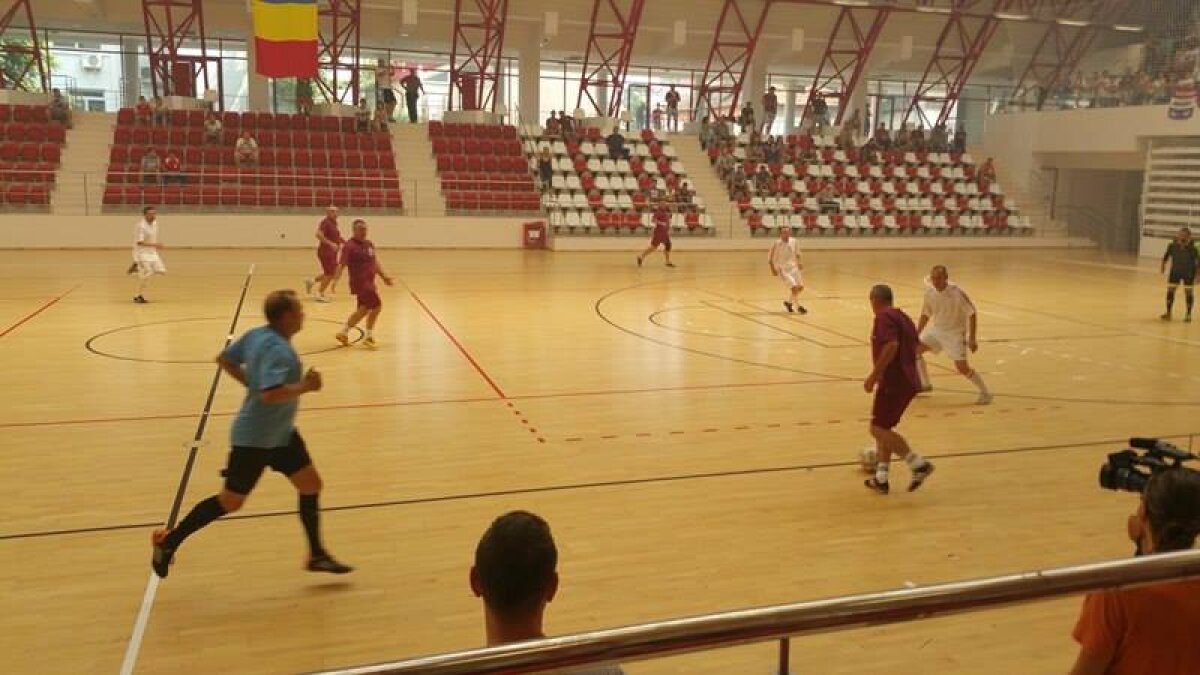 GALERIE FOTO Show făcut de legendele lui Dinamo și Rapid! Meciul demonstrativ s-a terminat cu un scor spectaculos: 9-9