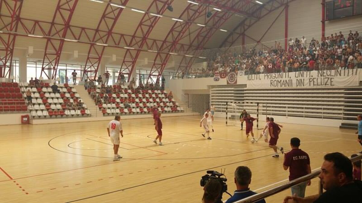 GALERIE FOTO Show făcut de legendele lui Dinamo și Rapid! Meciul demonstrativ s-a terminat cu un scor spectaculos: 9-9