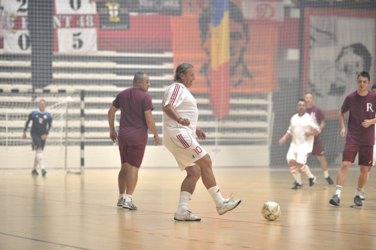 FOTO Sunt peste tot acasă » Rapidiștii s-au înfrățit cu dinamoviștii, ieri, oferind un spectacol picant atât la fotbal în sală, cât și în tribune