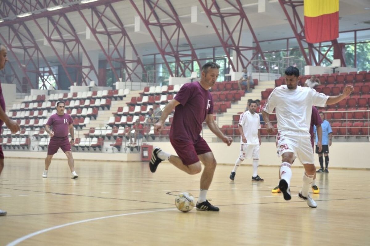 FOTO Sunt peste tot acasă » Rapidiștii s-au înfrățit cu dinamoviștii, ieri, oferind un spectacol picant atât la fotbal în sală, cât și în tribune