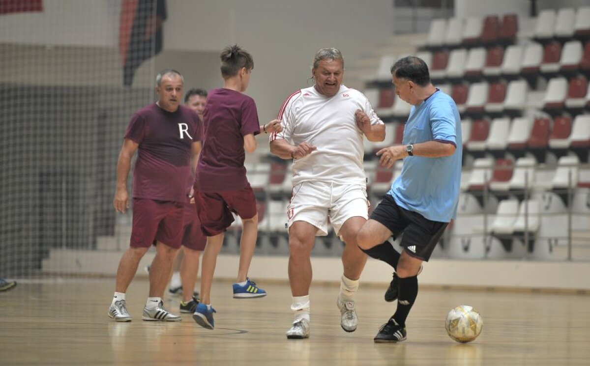 FOTO Sunt peste tot acasă » Rapidiștii s-au înfrățit cu dinamoviștii, ieri, oferind un spectacol picant atât la fotbal în sală, cât și în tribune