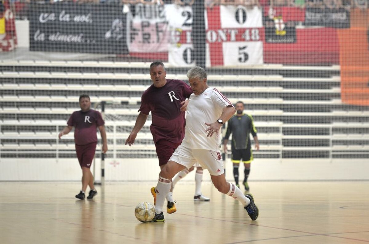 FOTO Sunt peste tot acasă » Rapidiștii s-au înfrățit cu dinamoviștii, ieri, oferind un spectacol picant atât la fotbal în sală, cât și în tribune