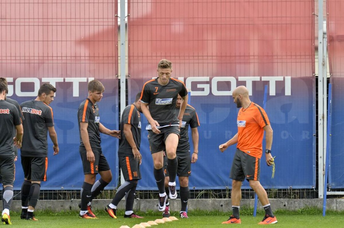 GALERIE FOTO Antrenamentul Stelei de dinaintea meciului cu Sparta Praga » Primele imagini cu noul transfer al roș-albaștrilor sub comanda lui Reghe