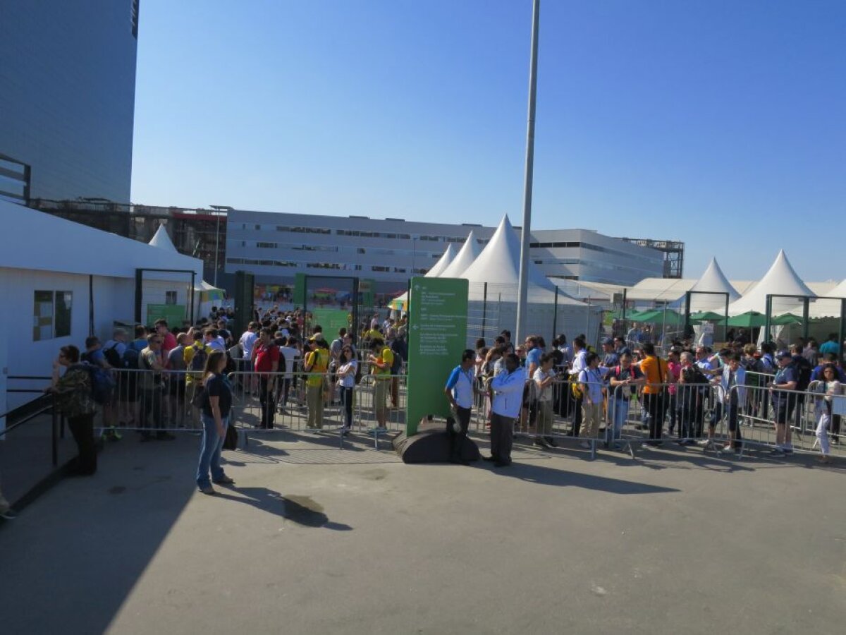 FOTO Cozi imense la centrele de presă de la Rio! Jurnaliștii, supuși unor controale amănunțite