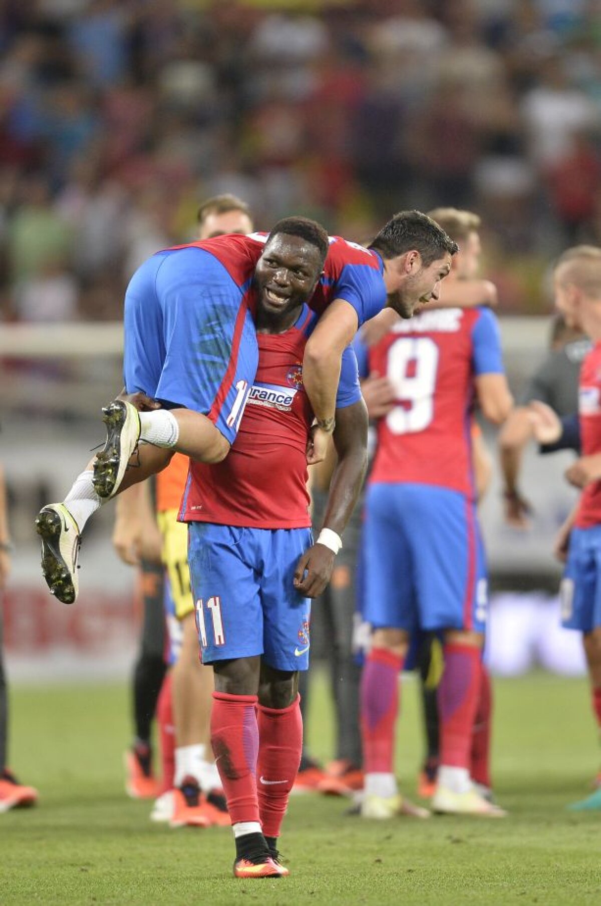 FOTO Luat pe sus! Cum au sărbătorit steliștii calificarea în play-off-ul CL » Muniru l-a luat la pachet pe Stanciu :)