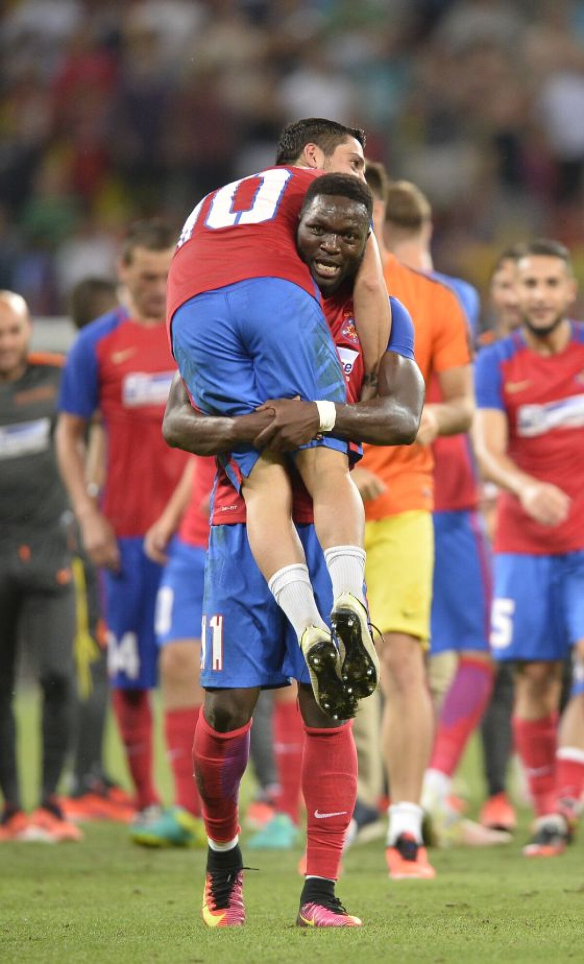 FOTO Luat pe sus! Cum au sărbătorit steliștii calificarea în play-off-ul CL » Muniru l-a luat la pachet pe Stanciu :)