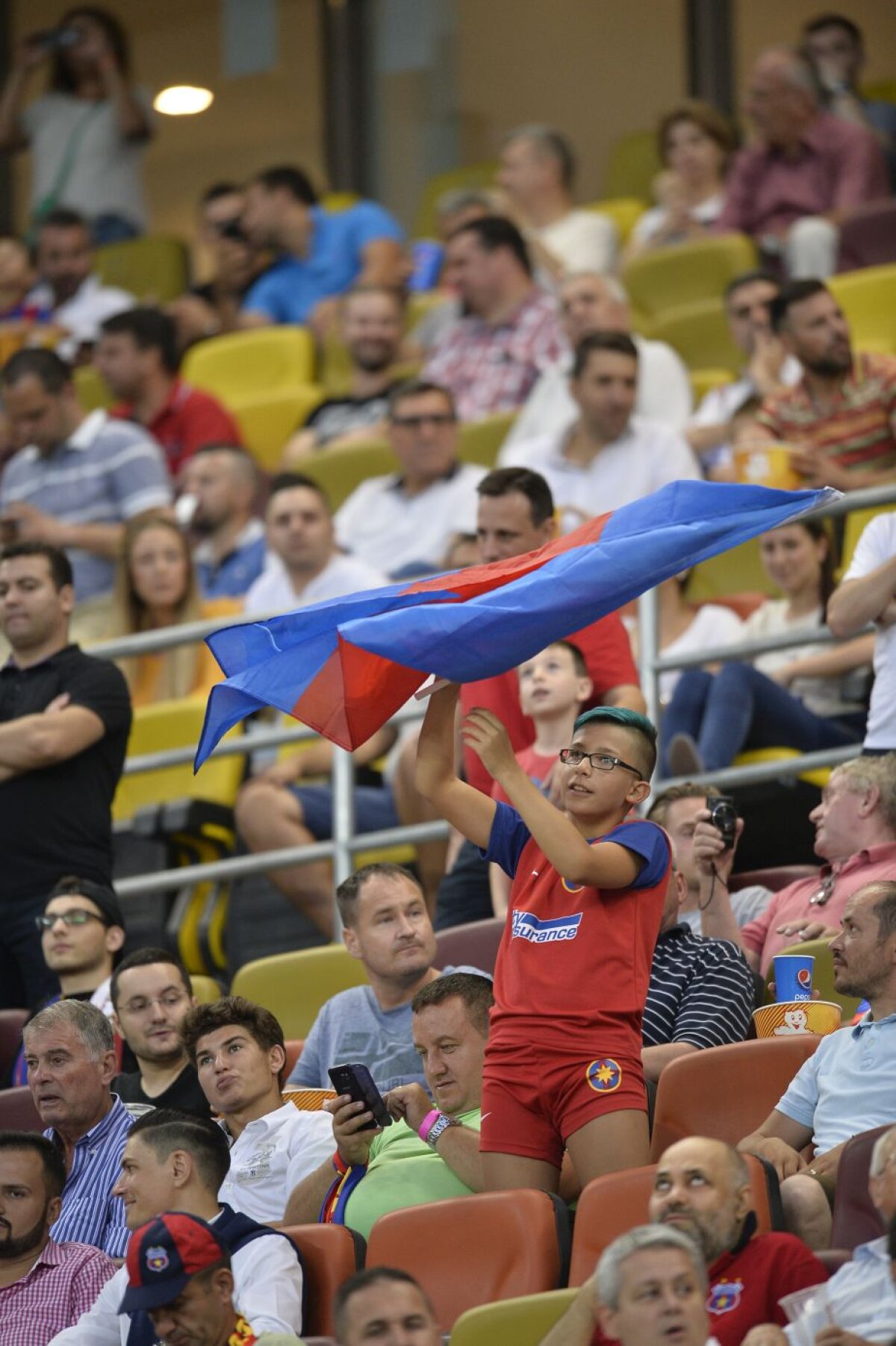 FOTO În ciuda lui Talpan » 40.000 de stelişti au creat aseară o atmosferă de UCLr și au dat un răspuns și oamenilor din MApN care susțin că actuala echipă nu e Steaua