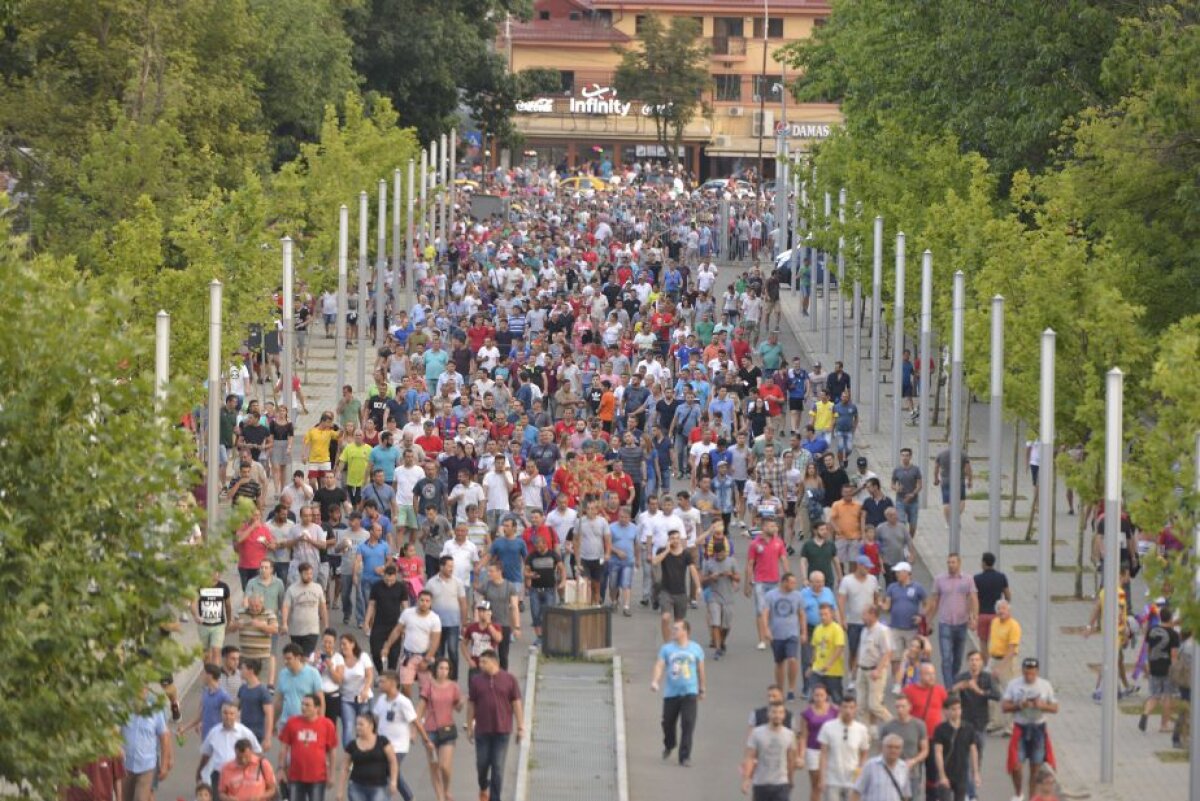 FOTO În ciuda lui Talpan » 40.000 de stelişti au creat aseară o atmosferă de UCLr și au dat un răspuns și oamenilor din MApN care susțin că actuala echipă nu e Steaua