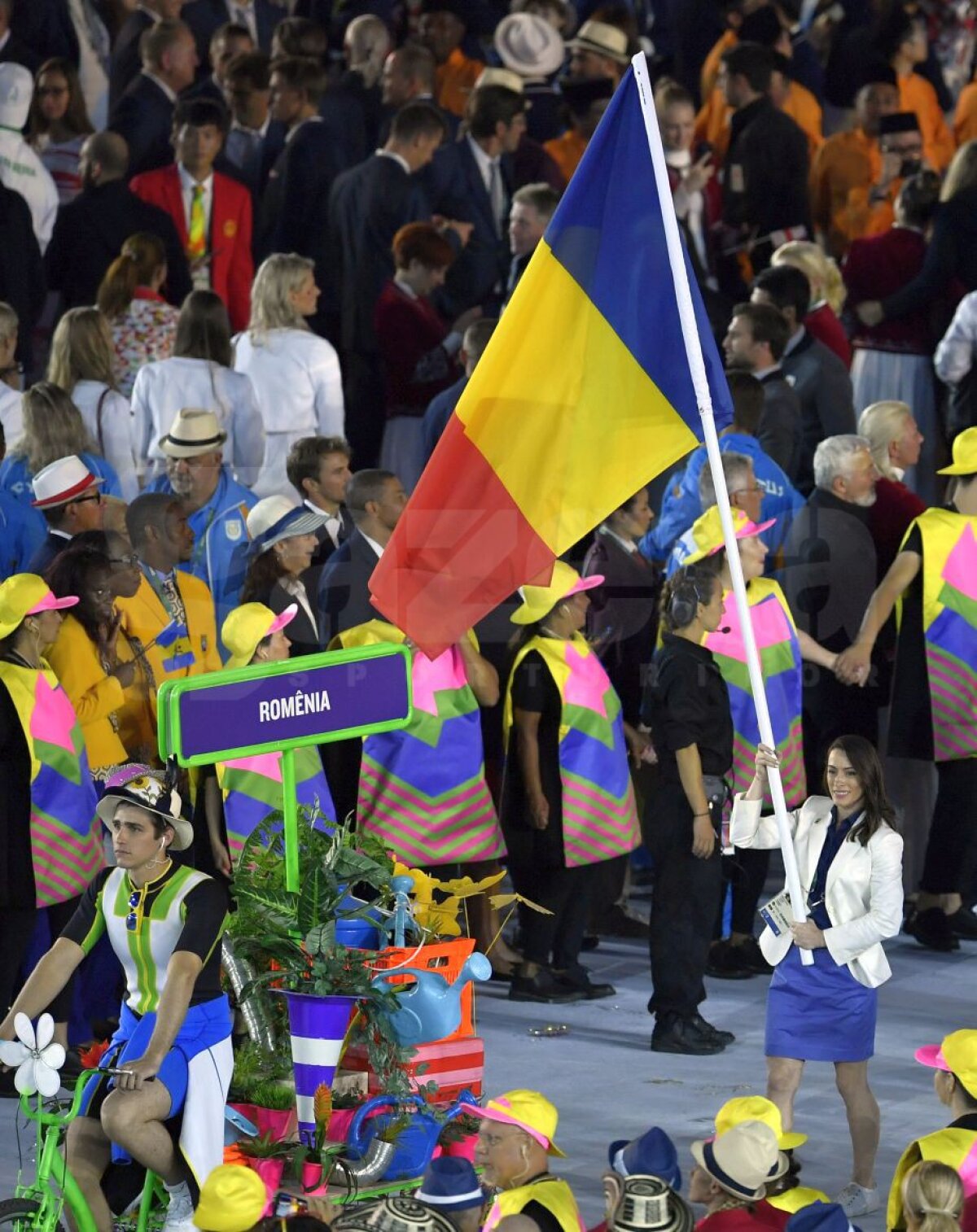 O jucătoare de tenis din Germania, fascinată de româncele de la JO 2016: "30 de fete fierbinți conduc delegația României"