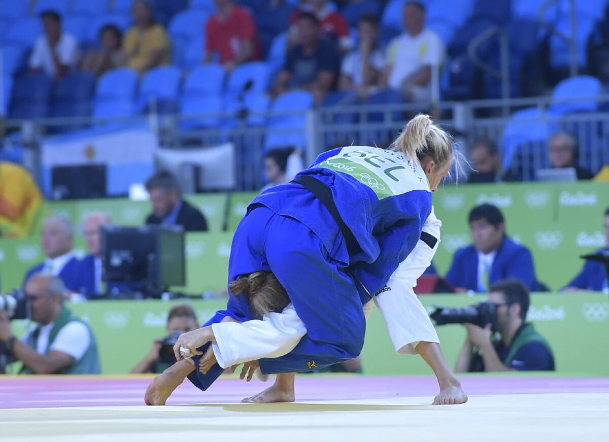 FOTO Strânsă de gât » Ungureanu nu a avut nici o șansă în fața campioanei europene, belgianca Van Snick