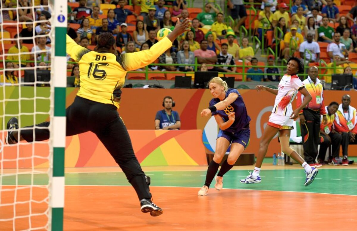 GALERIE FOTO 1.78m, 98kg! Ea este jucătoarea care le-a speriat pe românce! Portarul Angolei a făcut un meci de senzaţie contra României