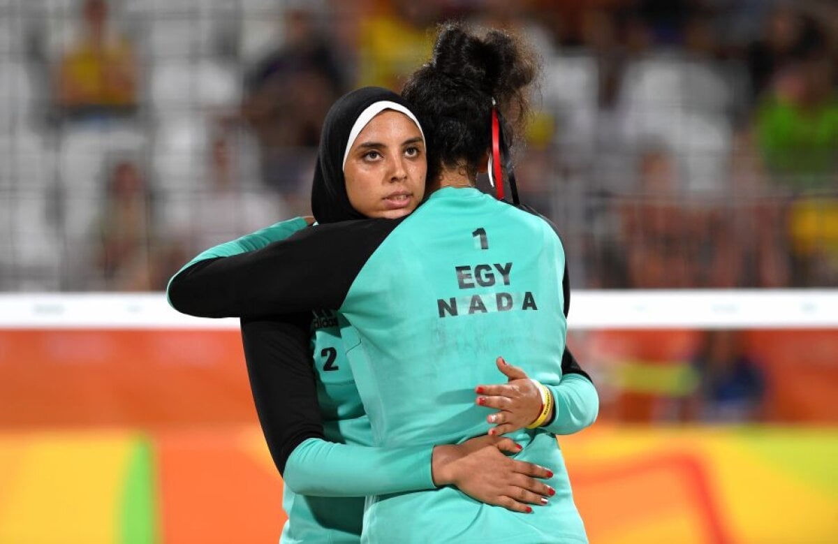 GALERIE FOTO Hijab vs bikini » Contrastul dintre echipamentele purtate de echipele de volei feminin ale Egiptului şi Germaniei a făcut înconjurul lumii