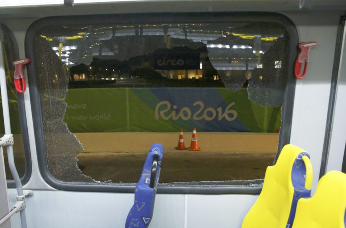 VIDEO + FOTO Incident grav la Rio » Un autobuz cu jurnaliști a fost atacat! O persoană a fost rănită