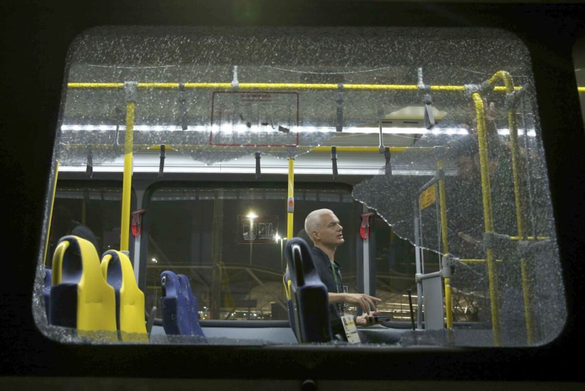 VIDEO + FOTO Incident grav la Rio » Un autobuz cu jurnaliști a fost atacat! O persoană a fost rănită