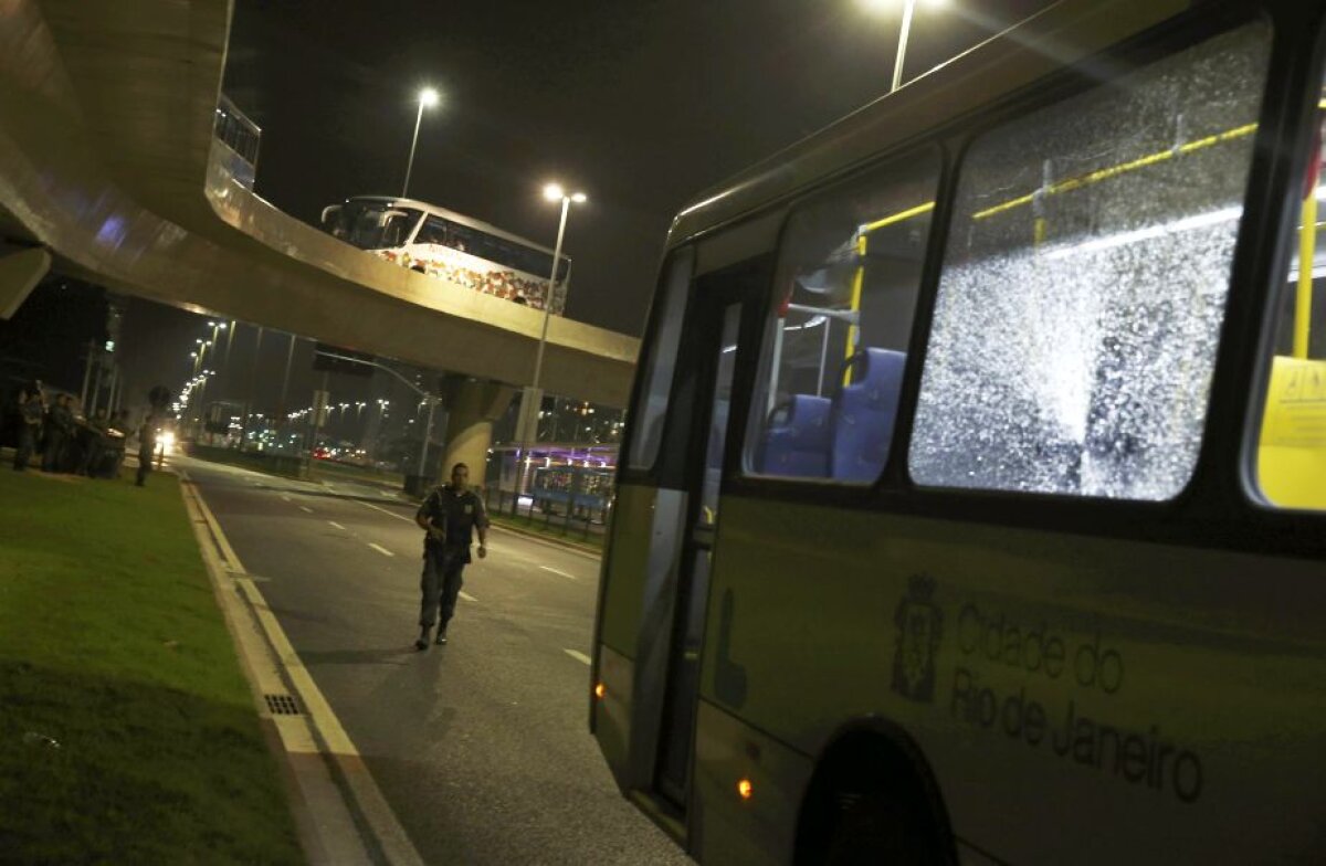 VIDEO + FOTO Incident grav la Rio » Un autobuz cu jurnaliști a fost atacat! O persoană a fost rănită