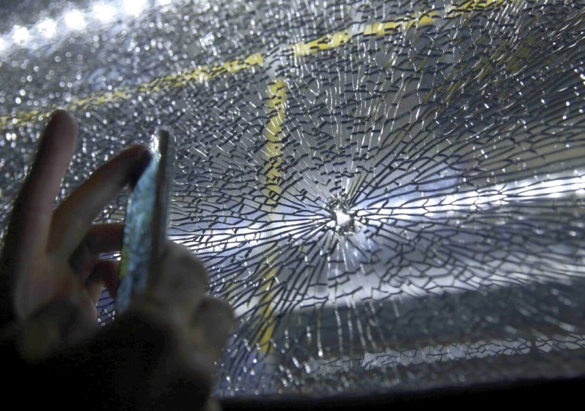 VIDEO + FOTO Incident grav la Rio » Un autobuz cu jurnaliști a fost atacat! O persoană a fost rănită