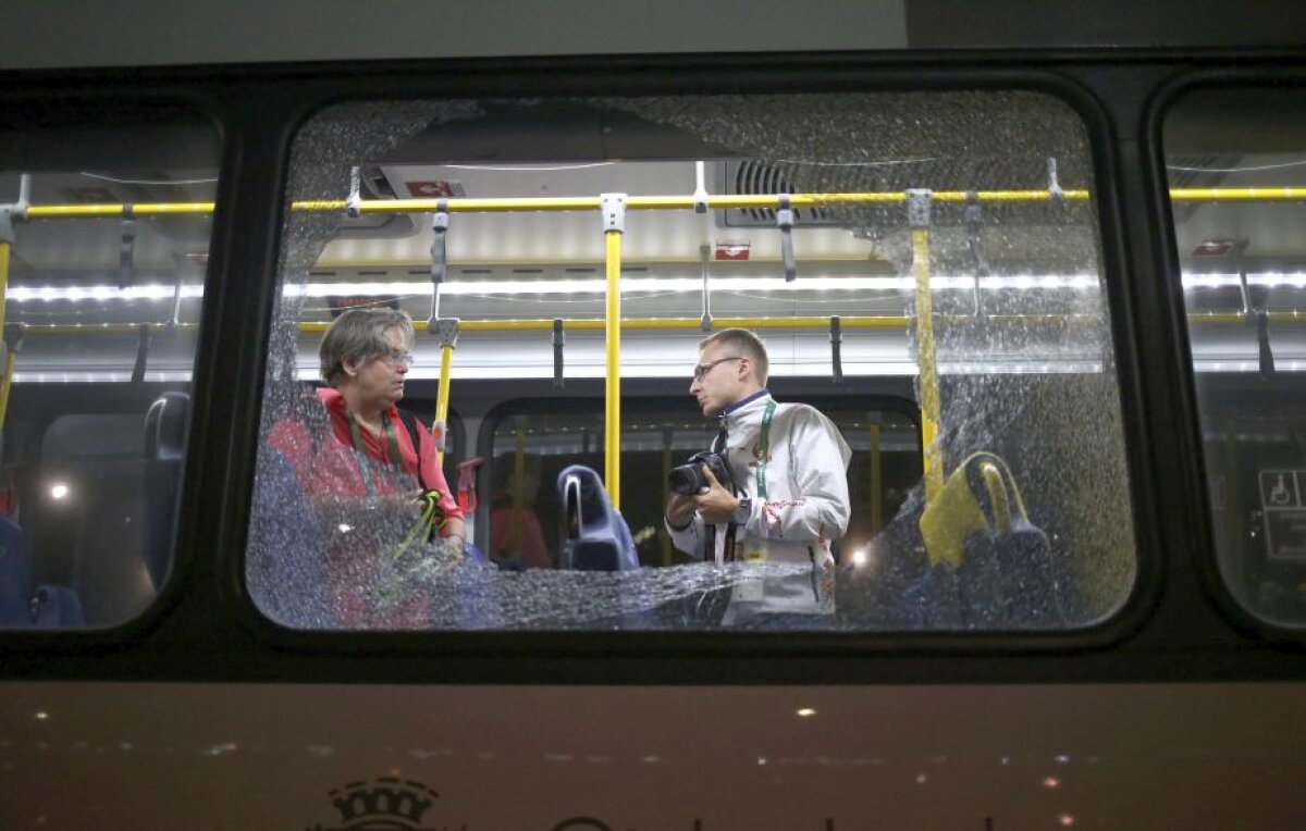 VIDEO + FOTO Incident grav la Rio » Un autobuz cu jurnaliști a fost atacat! O persoană a fost rănită