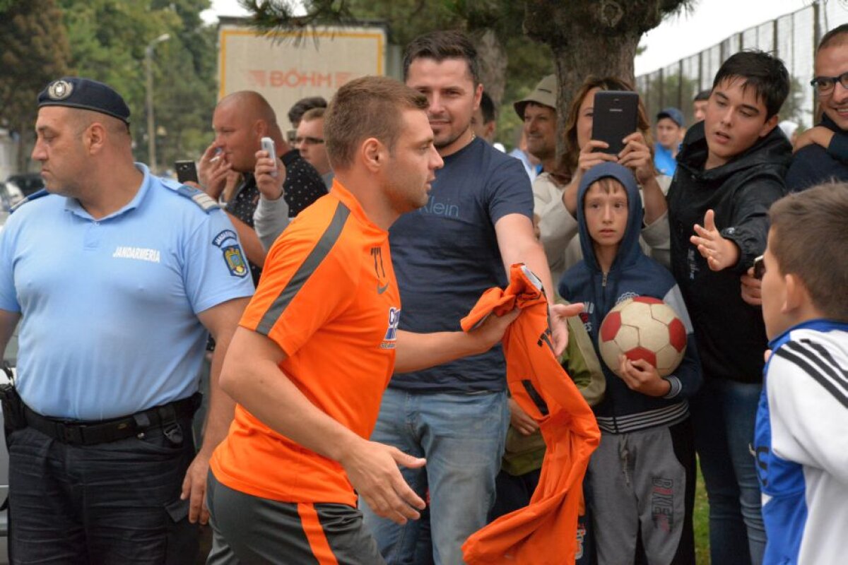 VIDEO+FOTO Zeci de suporteri prezenți la antrenamentul Stelei » Jucătorii n-au scăpat de câini nici la Botoșani :)