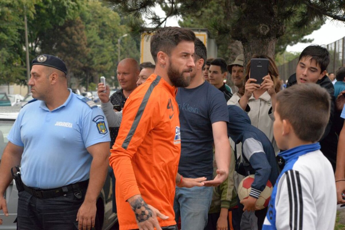 VIDEO+FOTO Zeci de suporteri prezenți la antrenamentul Stelei » Jucătorii n-au scăpat de câini nici la Botoșani :)