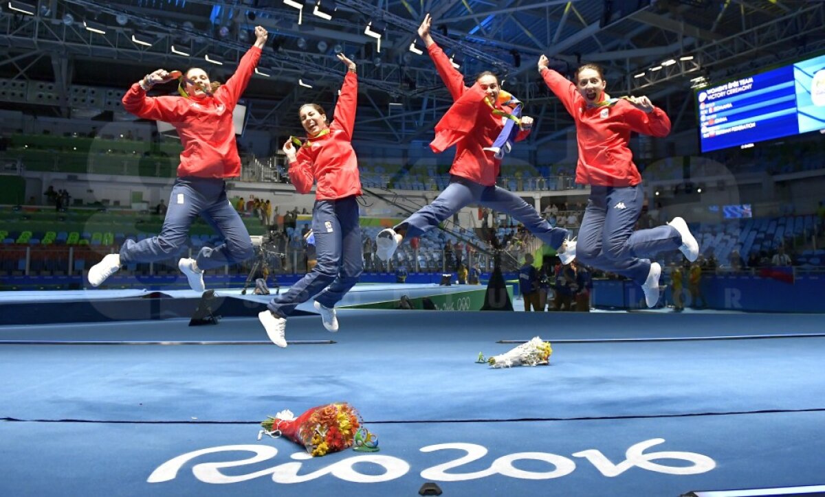 FOTO » FANTASTIC!!! Suntem mândri de voi!!! A venit prima medalie și e DE AUR: ”Tricolorele” de la spadă au învins campioana olimpică și mondială, China!