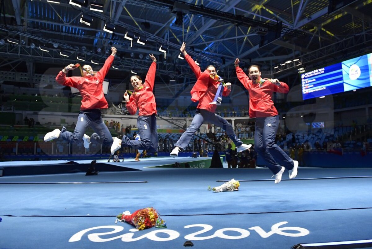 FOTO » FANTASTIC!!! Suntem mândri de voi!!! A venit prima medalie și e DE AUR: ”Tricolorele” de la spadă au învins campioana olimpică și mondială, China!