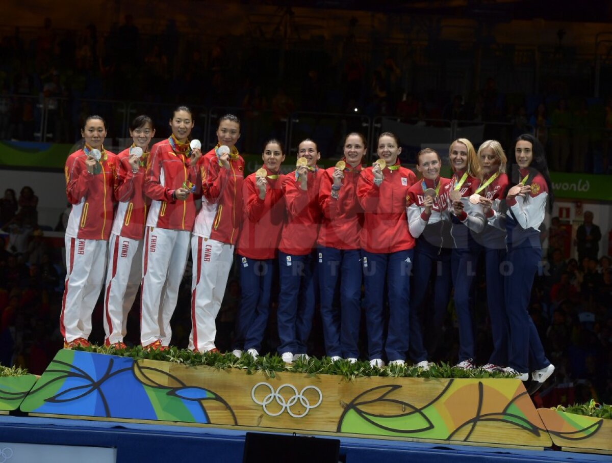 FOTO » FANTASTIC!!! Suntem mândri de voi!!! A venit prima medalie și e DE AUR: ”Tricolorele” de la spadă au învins campioana olimpică și mondială, China!