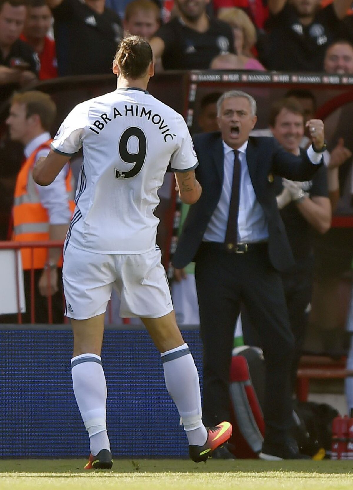 VIDEO+FOTO Debut în forță pentru Mourinho în Premier League » United a câștigat lejer în deplasare, iar cel mai frumos dintre goluri a fost semnat de Ibra