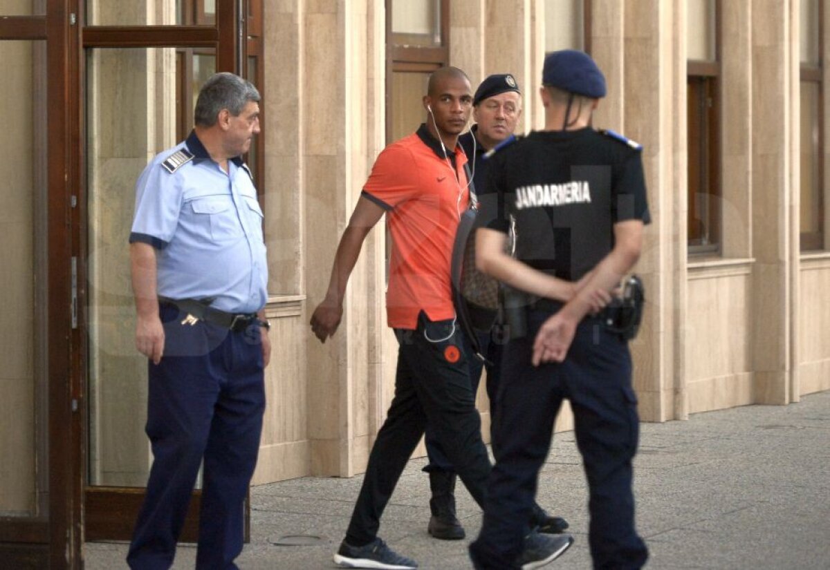 GALERIE FOTO Manchester City a ajuns la București » Englezii au aterizat pe Băneasa și s-au cazat în centrul Capitalei