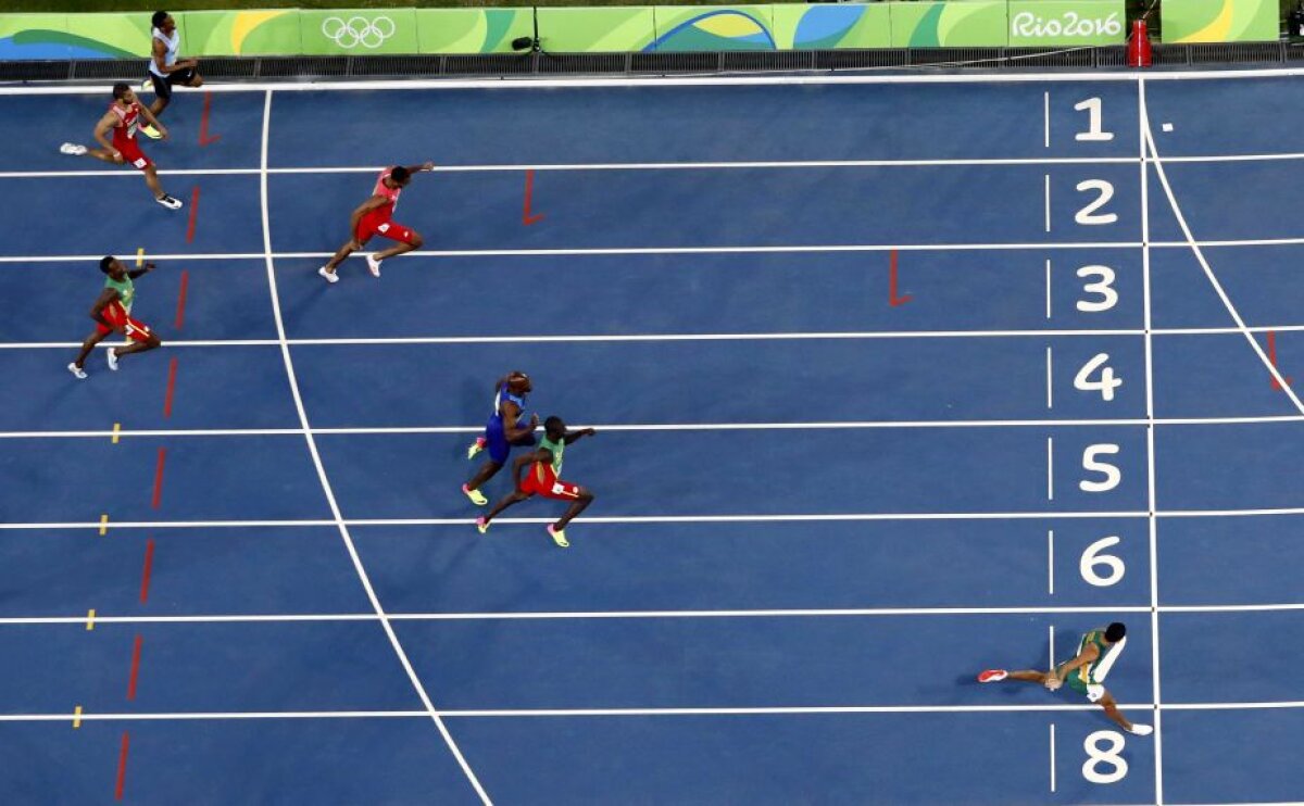 Antrenat de bunica de 74 de ani, a câștigat aurul olimpic la 400m! » Wayde van Niekerk a spulberat un record vechi de 17 ani al lui Michael Johnson și l-a făcut pe american să exclame: "A fost un masacru!"