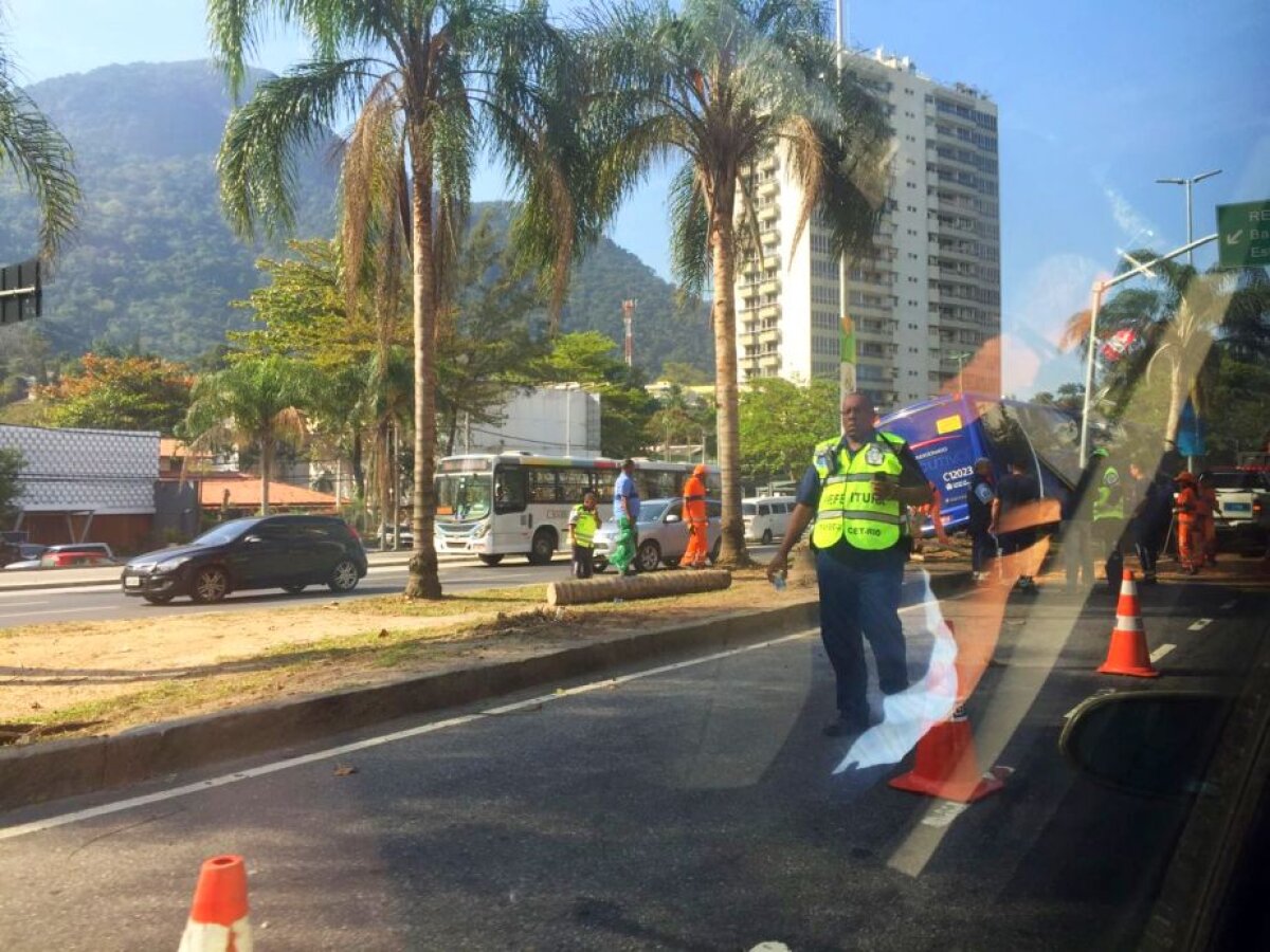 VIDEO+FOTO Două accidente în Rio! O cameră suspendată a rănit două persoane + Un autobuz a intrat într-un copac