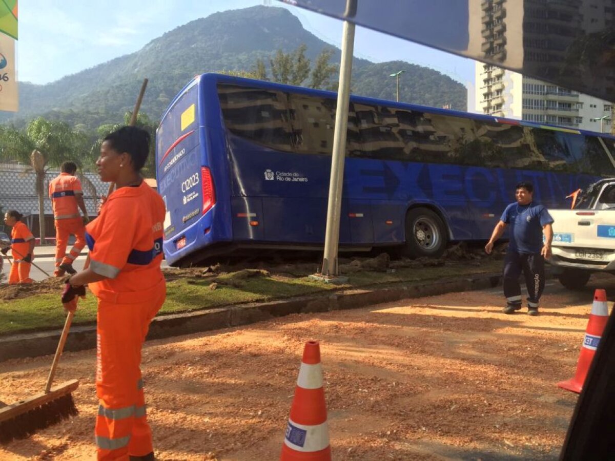 VIDEO+FOTO Două accidente în Rio! O cameră suspendată a rănit două persoane + Un autobuz a intrat într-un copac