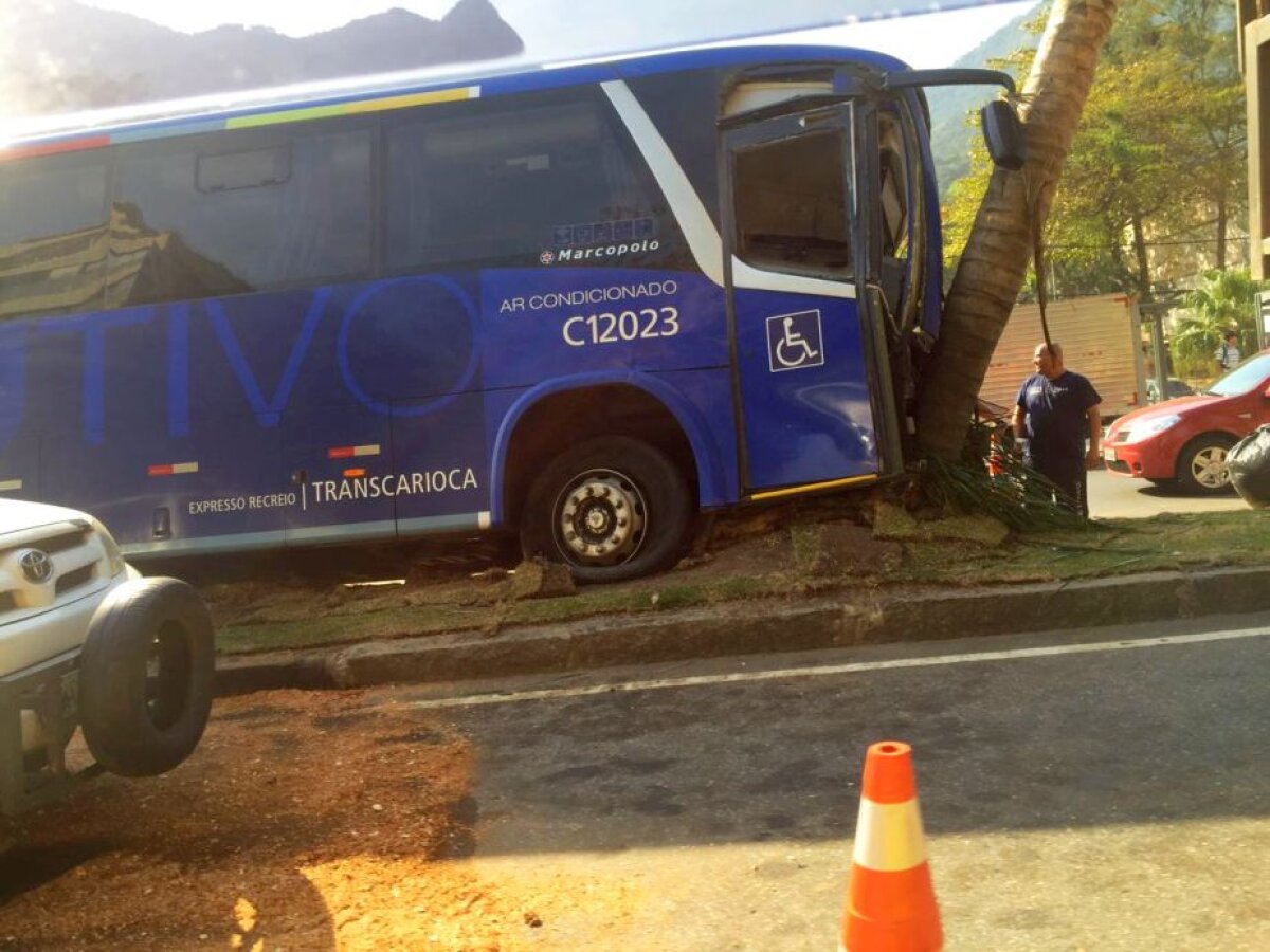 VIDEO+FOTO Două accidente în Rio! O cameră suspendată a rănit două persoane + Un autobuz a intrat într-un copac
