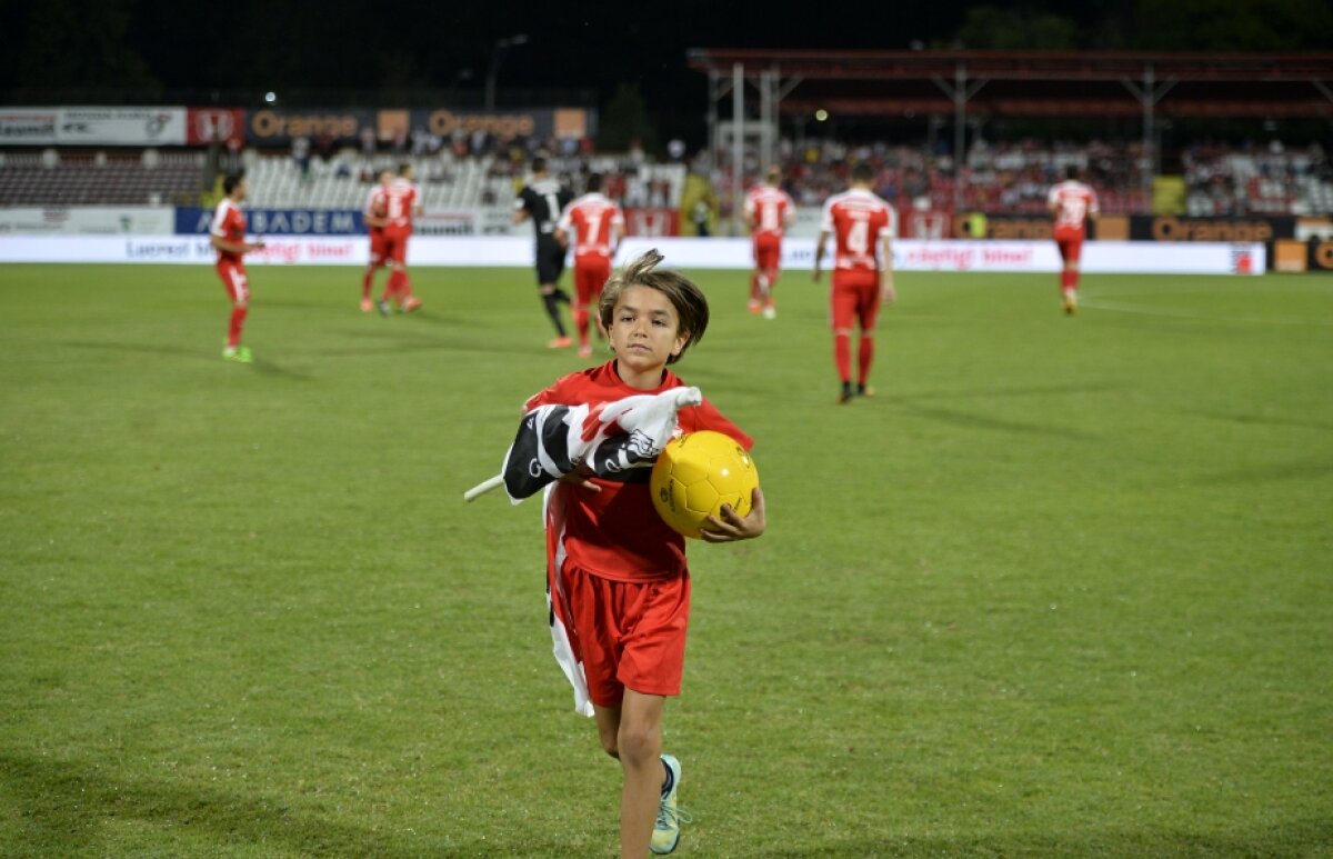 FOTO Gest frumos al dinamoviștilor » Puștiul care a impresionat fluturând steagul alb-roșu în ploaie și-a cunoscut idolii