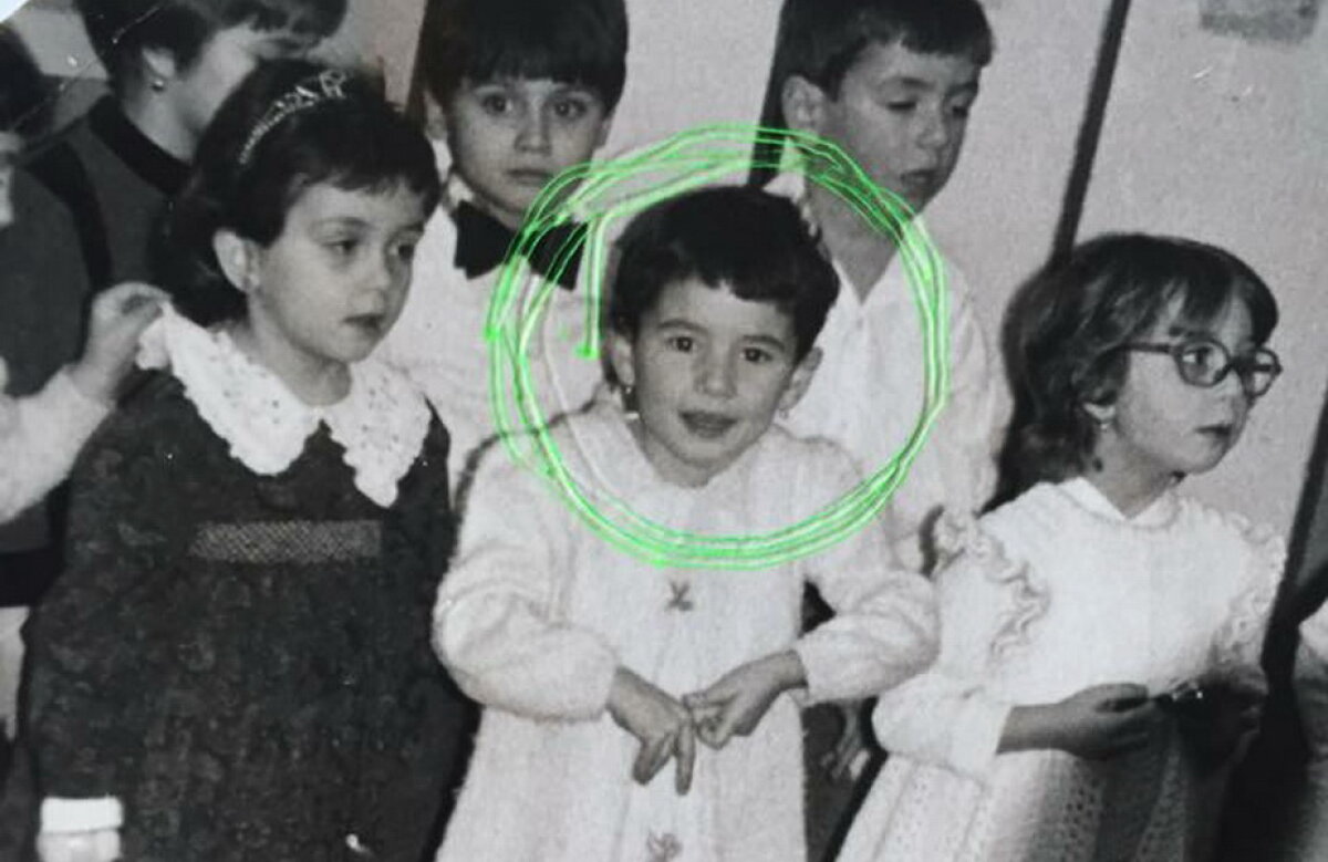 Acum e tatuată și plină de mușchi, dar nu ai recunoaște-o niciodată într-o poză din copilărie. Uite despre cine este vorba