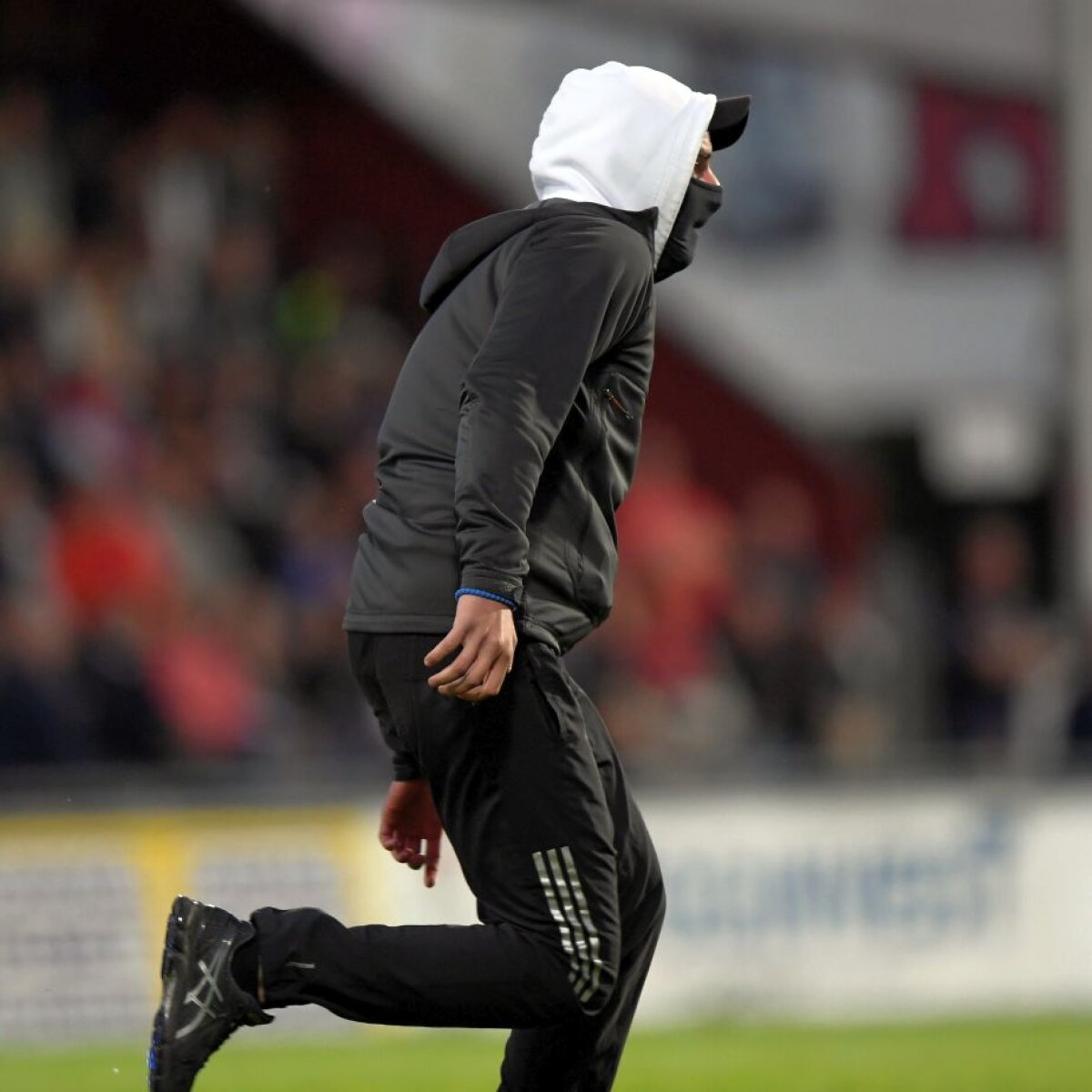 VIDEO+FOTO Momente de groază la un meci din Suedia! Un mascat l-a apucat de gât pe portar, care a avut nevoie de îngrijiri medicale