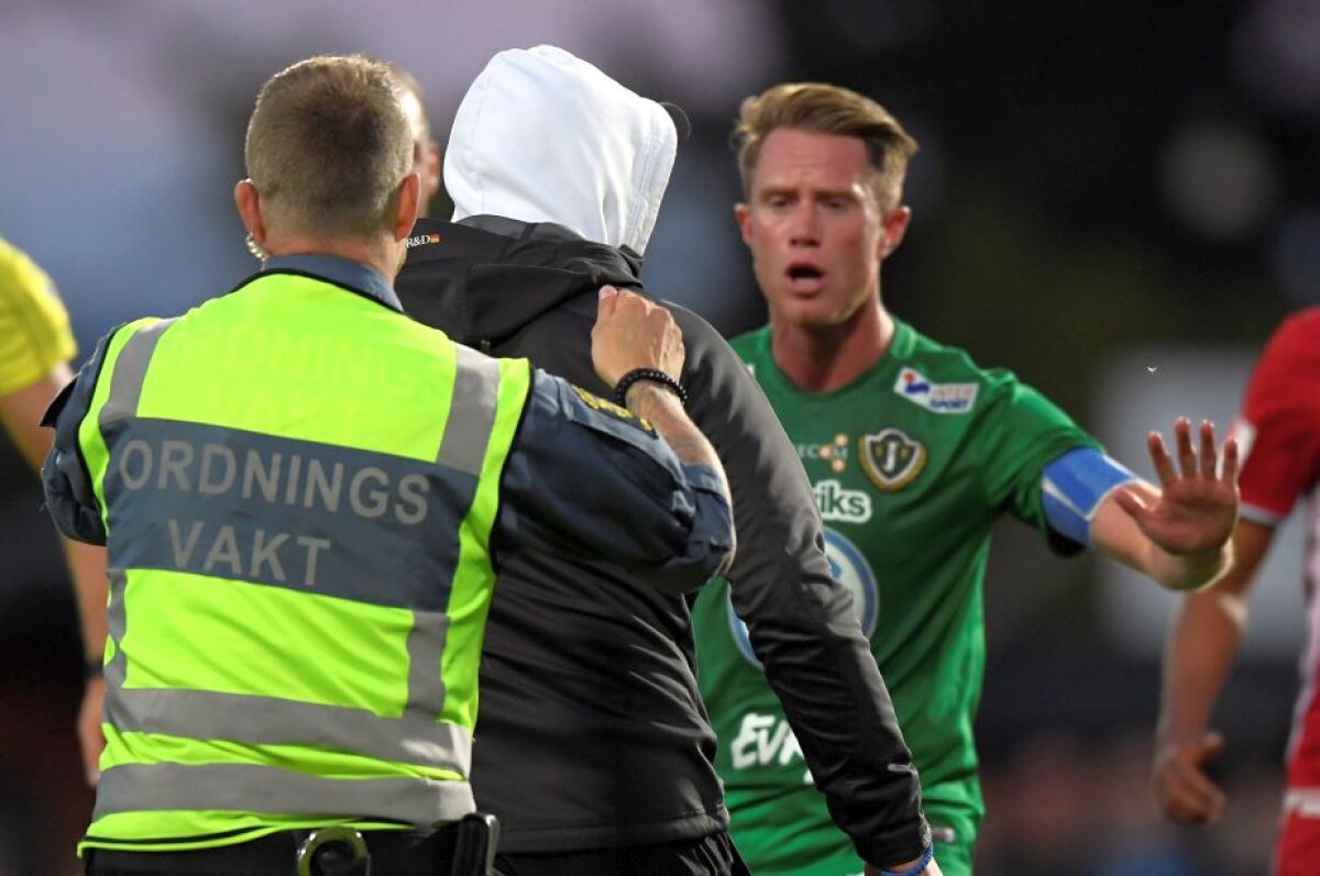 VIDEO+FOTO Momente de groază la un meci din Suedia! Un mascat l-a apucat de gât pe portar, care a avut nevoie de îngrijiri medicale