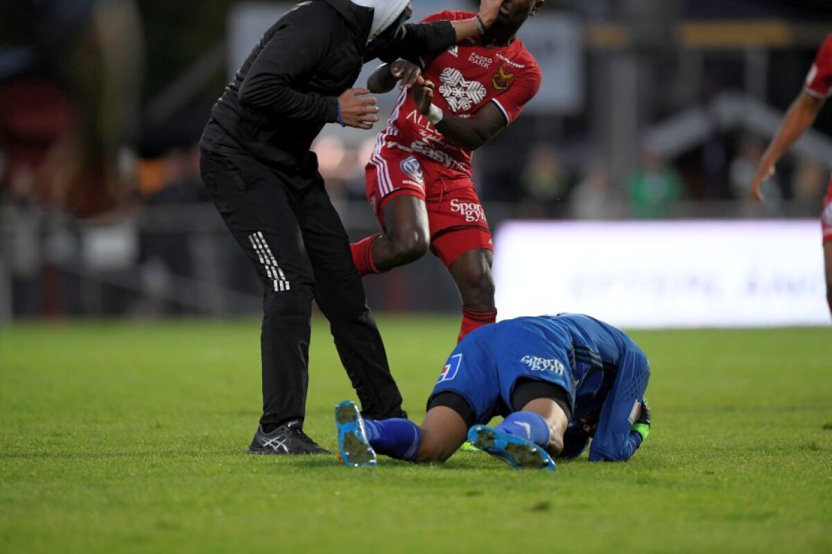 VIDEO+FOTO Momente de groază la un meci din Suedia! Un mascat l-a apucat de gât pe portar, care a avut nevoie de îngrijiri medicale